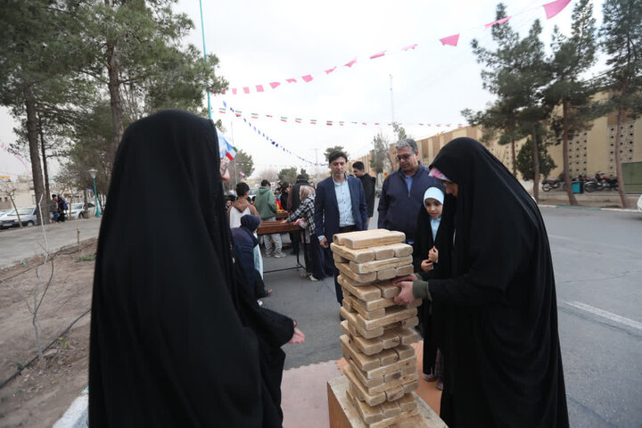 تصاویر/ برگزاری جشنواره ابربازی ها در پنجمین  پیاده راه ولیعصر امامشهر