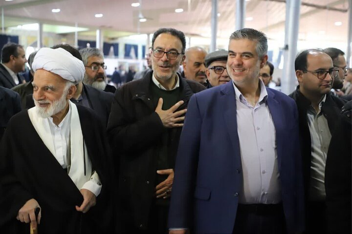 تصاویر/برپایی میز خدمت و حضور مسئولان استانی در مصلی اراک