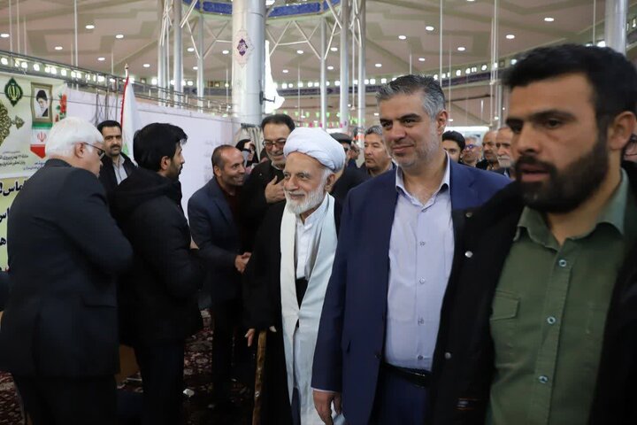 تصاویر/برپایی میز خدمت و حضور مسئولان استانی در مصلی اراک