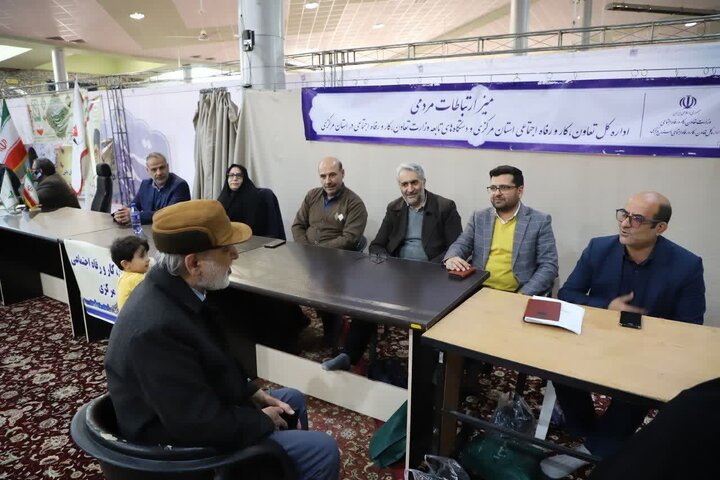 تصاویر/برپایی میز خدمت و حضور مسئولان استانی در مصلی اراک