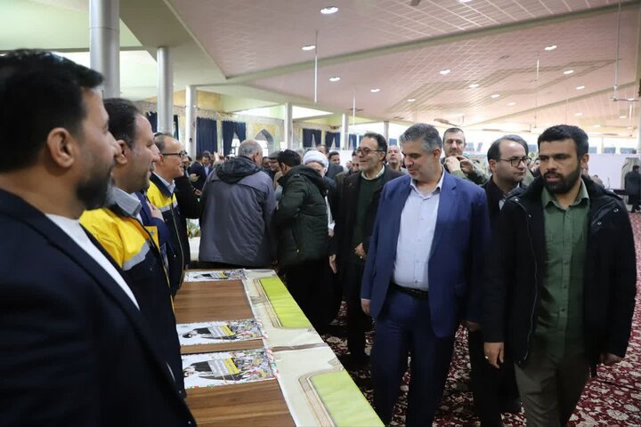 تصاویر/برپایی میز خدمت و حضور مسئولان استانی در مصلی اراک