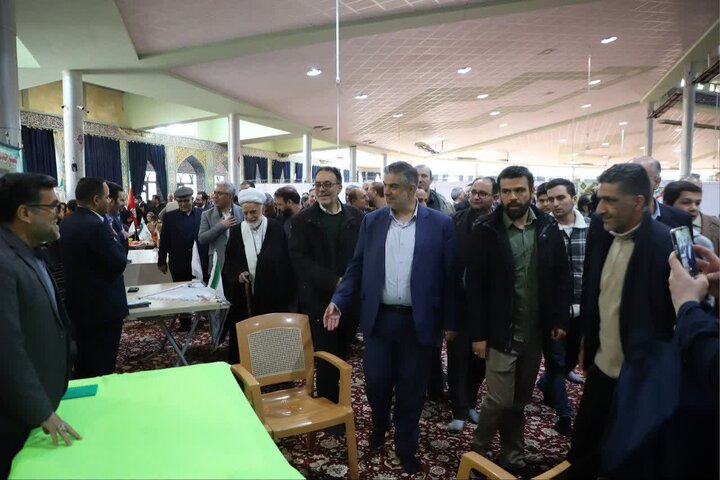 تصاویر/برپایی میز خدمت و حضور مسئولان استانی در مصلی اراک