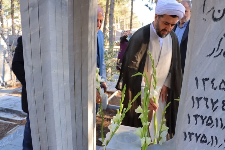 تصاویر/ گلباران و عطرافشانی مزار شهدای ادیان توحیدی