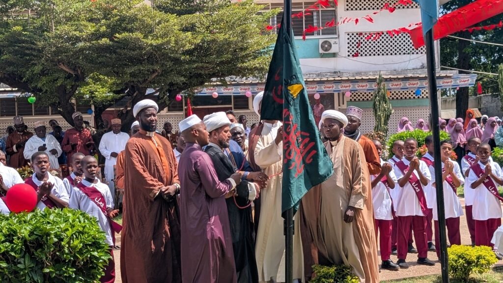 Issata la bandiera dell’Imam Mahdi presso la Bilal Comprehensive School di Dar es Salaam