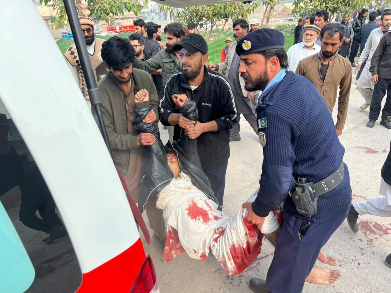 حمله تروریستی به نماز جمعه شیعیان در اسلام‌آباد پاکستان ده‌ها شهید و زخمی بر جا گذاشت