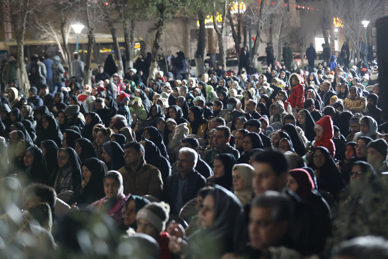 تصاویر/ برگزاری جشنواره ابربازی ها در پنجمین  پیاده راه ولیعصر امامشهر