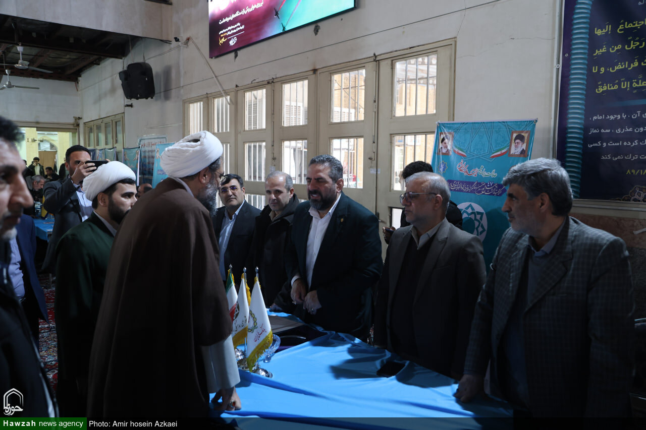 تصاویر / برپایی میز ارتباطات مردمی در نماز جمعه همدان