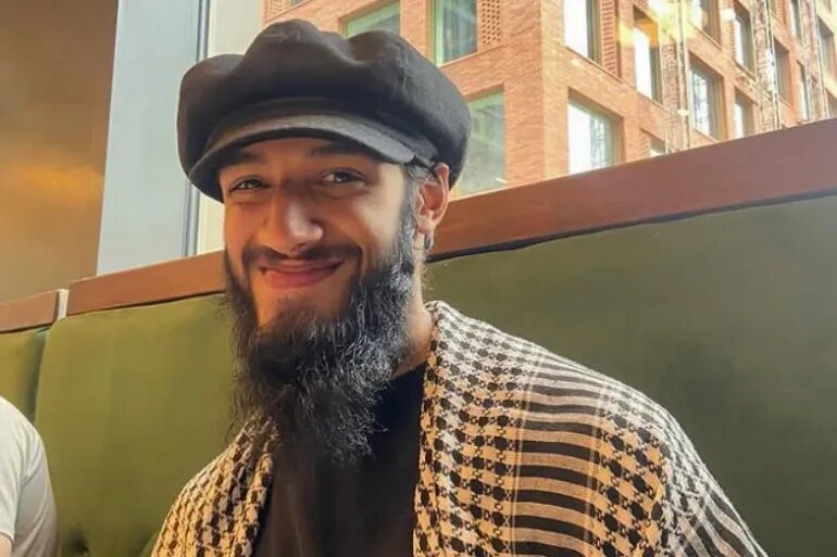 Attivista pro-Palestina interrompe lo sciopero della fame e della sete dopo gravi complicazioni di salute in carcere