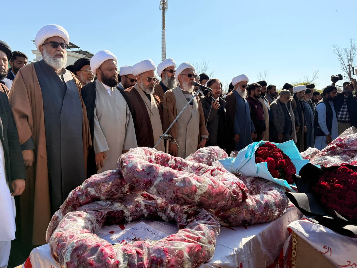 اسلام آباد مسجد کے شہداء کی اجتماعی نمازِ جنازہ امام بارگاہ الصادقؑ میں ادا کی گئی