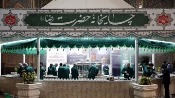 ضیافت خادم‌یاران شهمیرزاد برای زائران در حرم رضوی