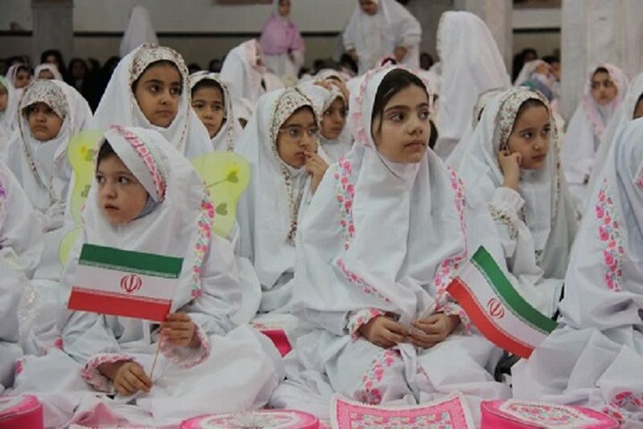 تصاویر/ مراسم جشن تکلیف دختران  دانش‌آموزان شهرستان هرسین