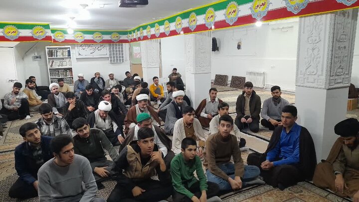 تصاویر/جلسه درس اخلاق هفتگی طلاب بیجاری به مناسبت دهه فجر
