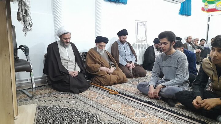 تصاویر/جلسه درس اخلاق هفتگی طلاب بیجاری به مناسبت دهه فجر