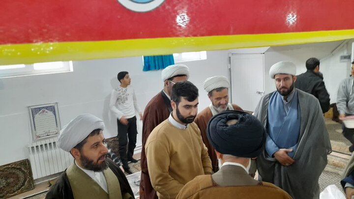 تصاویر/جلسه درس اخلاق هفتگی طلاب بیجاری به مناسبت دهه فجر