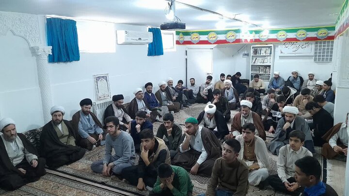 تصاویر/جلسه درس اخلاق هفتگی طلاب بیجاری به مناسبت دهه فجر