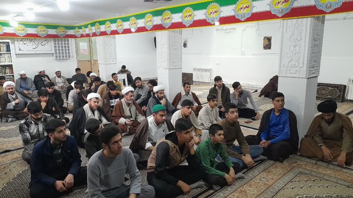 تصاویر/جلسه درس اخلاق هفتگی طلاب بیجاری به مناسبت دهه فجر