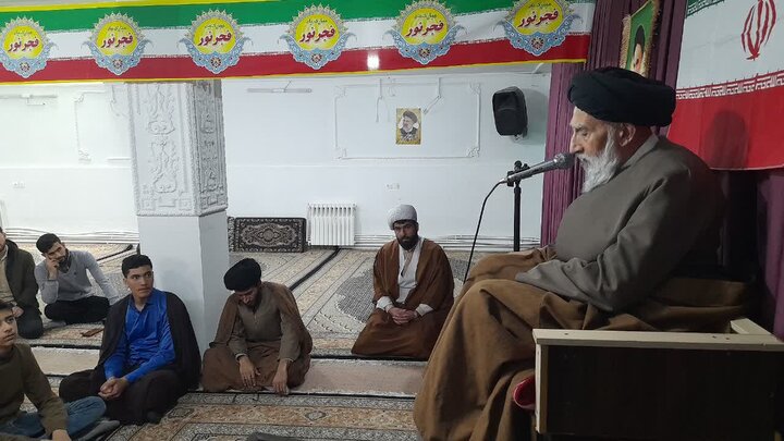 تصاویر/جلسه درس اخلاق هفتگی طلاب بیجاری به مناسبت دهه فجر