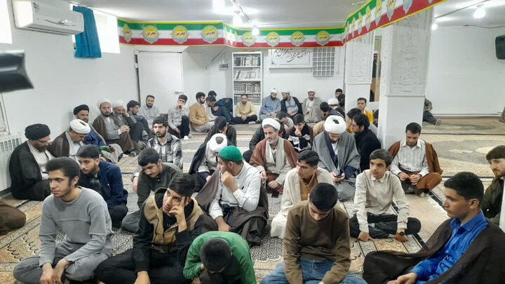 تصاویر/جلسه درس اخلاق هفتگی طلاب بیجاری به مناسبت دهه فجر