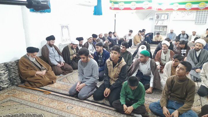 تصاویر/جلسه درس اخلاق هفتگی طلاب بیجاری به مناسبت دهه فجر