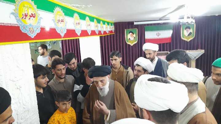 تصاویر/جلسه درس اخلاق هفتگی طلاب بیجاری به مناسبت دهه فجر