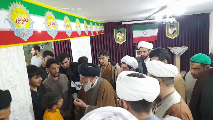 تصاویر/جلسه درس اخلاق هفتگی طلاب بیجاری به مناسبت دهه فجر