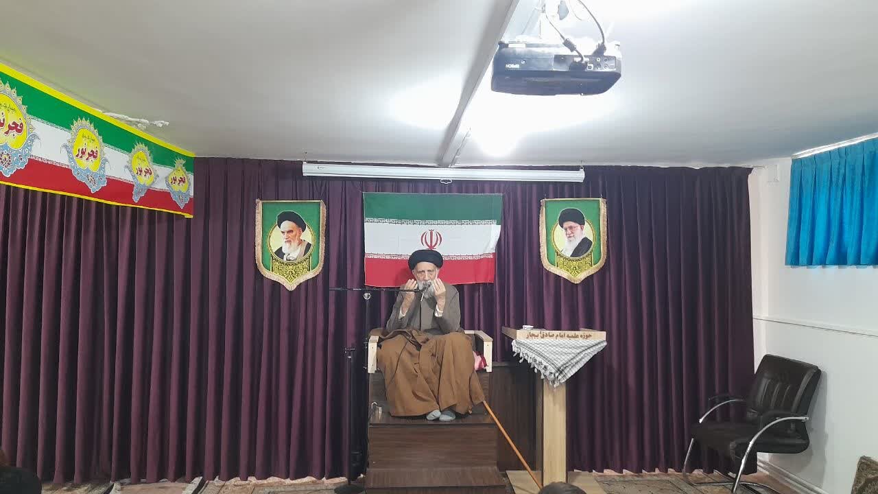 تصاویر/ جلسه درس اخلاق هفتگی طلاب بیجاری به مناسبت دهه فجر