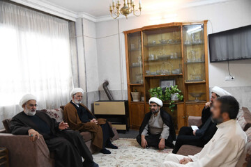 عیادت مدیر حوزه علمیه خراسان از طلاب مجروح حوادث اخیر/ تأکید بر صیانت از کرامت طلاب و پیگیری درمانی