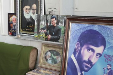 دیدار امام جمعه آران وبیدگل با مادرشهید علی خدمتی بیدگلی+تصاویر