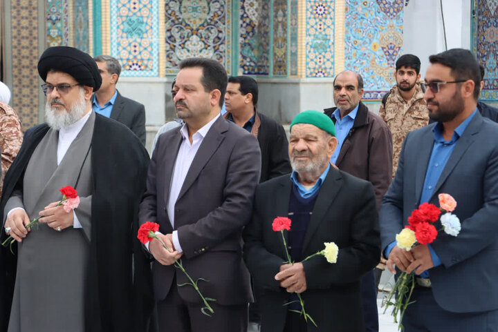 تصاویر/ غبارروبی ضریح مطهر امامزاده عبدالله(ع) با حضور امام جمعه بافق