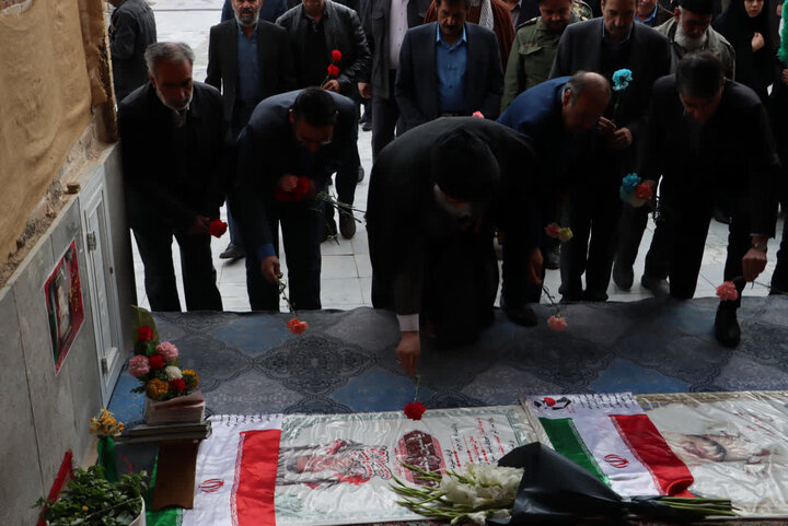 تصاویر/ غبارروبی ضریح مطهر امامزاده عبدالله(ع) با حضور امام جمعه بافق