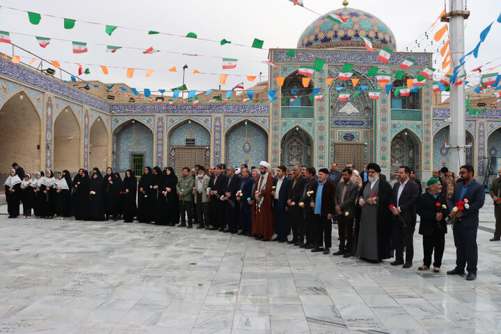 تصاویر/ غبارروبی ضریح مطهر امامزاده عبدالله(ع) با حضور امام جمعه بافق