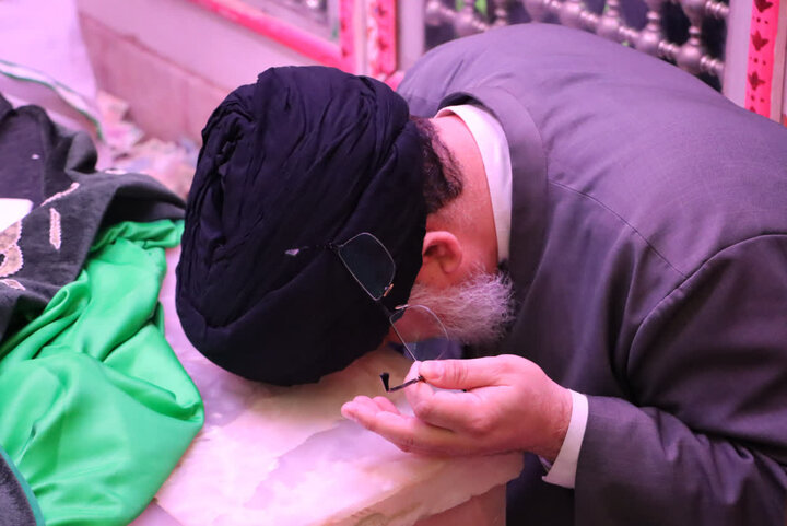 تصاویر/ غبارروبی ضریح مطهر امامزاده عبدالله(ع) با حضور امام جمعه بافق