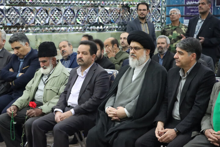 تصاویر/ غبارروبی ضریح مطهر امامزاده عبدالله(ع) با حضور امام جمعه بافق