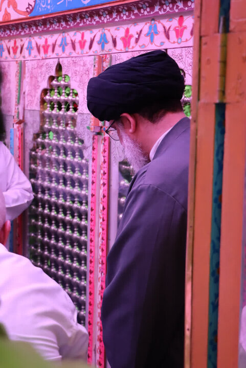 تصاویر/ غبارروبی ضریح مطهر امامزاده عبدالله(ع) با حضور امام جمعه بافق