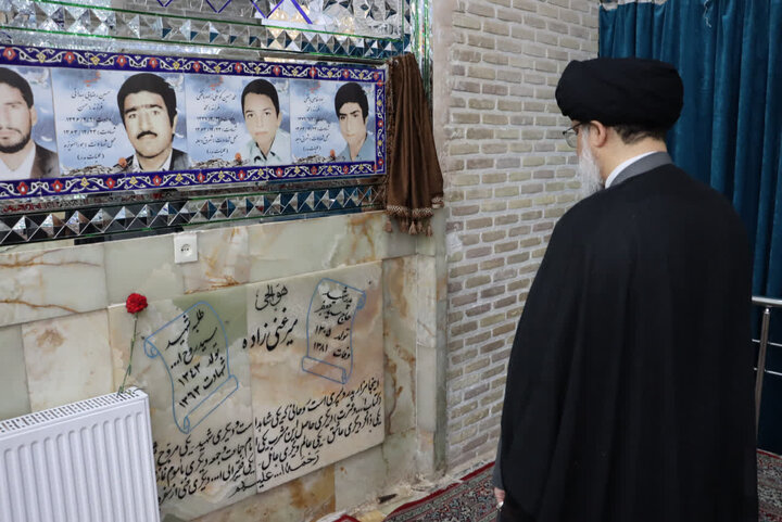 تصاویر/ غبارروبی ضریح مطهر امامزاده عبدالله(ع) با حضور امام جمعه بافق