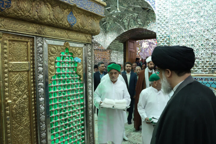 تصاویر/ غبارروبی ضریح مطهر امامزاده عبدالله(ع) با حضور امام جمعه بافق