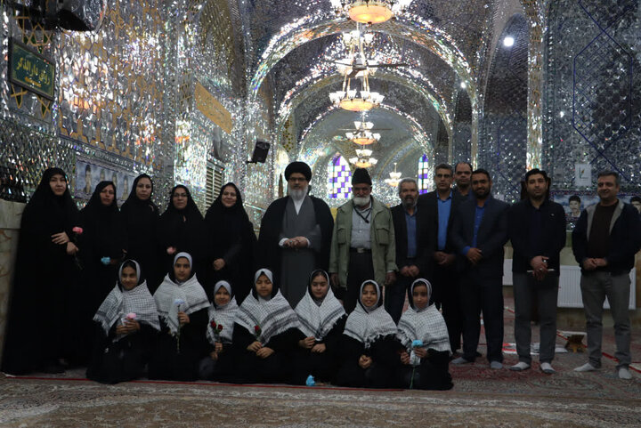 تصاویر/ غبارروبی ضریح مطهر امامزاده عبدالله(ع) با حضور امام جمعه بافق