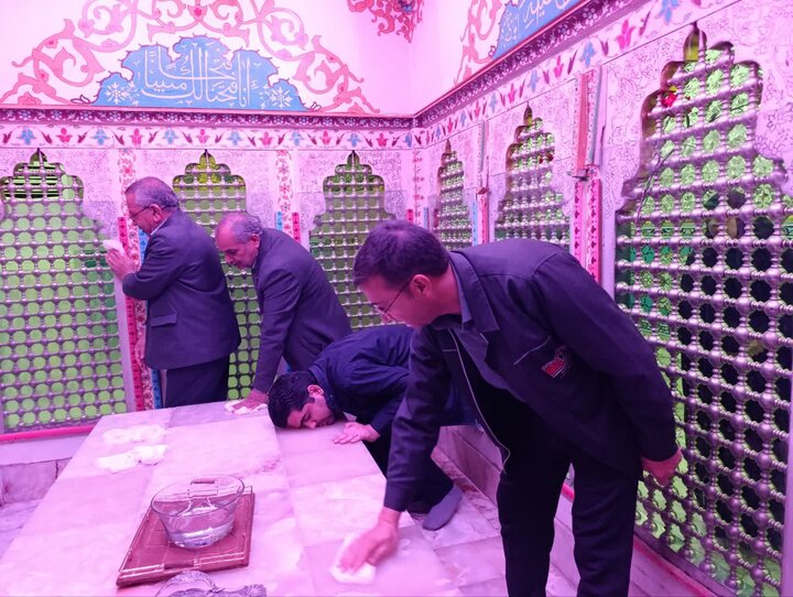 تصاویر/ غبارروبی ضریح مطهر امامزاده عبدالله(ع) با حضور امام جمعه بافق