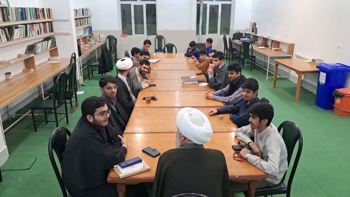 تصاویر/ نشست کانون‌ اخلاق و تربیت مدرسه علمیه امیرالمؤمنین (ع) آران و بیدگل