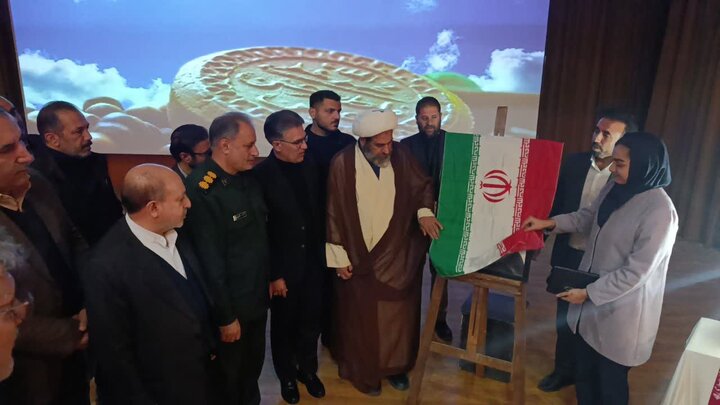 تصاویر/رونمایی از تابلو تمثال شهید پاسدار مهدی حیدری در اختتامیه جشنواره استانی پوستر و تصویرسازی نماز کوهدشت