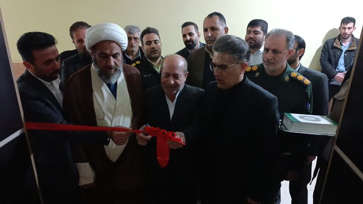 تصاویر/رونمایی از تابلو تمثال شهید پاسدار مهدی حیدری در اختتامیه جشنواره استانی پوستر و تصویرسازی نماز کوهدشت