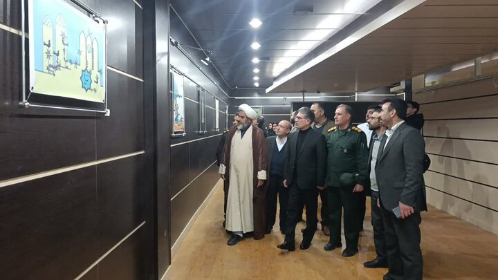 تصاویر/رونمایی از تابلو تمثال شهید پاسدار مهدی حیدری در اختتامیه جشنواره استانی پوستر و تصویرسازی نماز کوهدشت