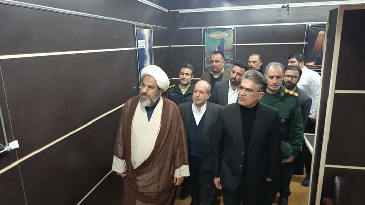 تصاویر/رونمایی از تابلو تمثال شهید پاسدار مهدی حیدری در اختتامیه جشنواره استانی پوستر و تصویرسازی نماز کوهدشت