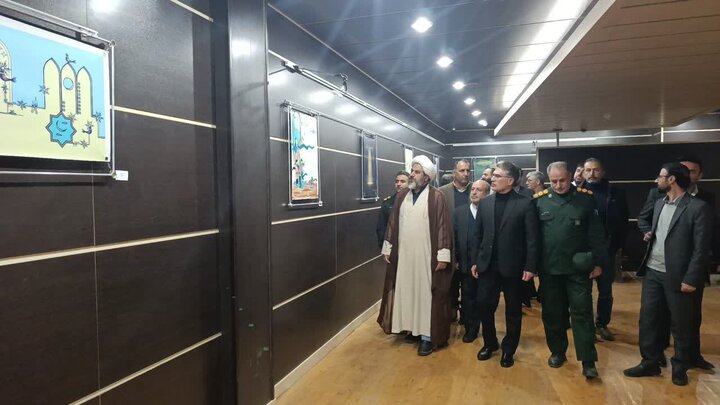 تصاویر/رونمایی از تابلو تمثال شهید پاسدار مهدی حیدری در اختتامیه جشنواره استانی پوستر و تصویرسازی نماز کوهدشت