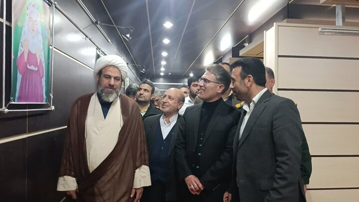 تصاویر/رونمایی از تابلو تمثال شهید پاسدار مهدی حیدری در اختتامیه جشنواره استانی پوستر و تصویرسازی نماز کوهدشت