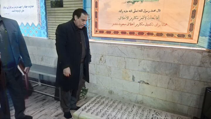 تصاویر/ادای احترام به مقام شهدا با حضور معاون اجتماعی و پیشگیری از وقوع جرم قوه قضائیه در دلیجان