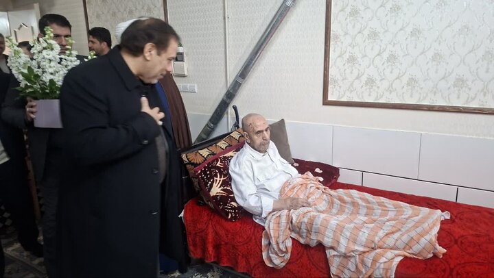 تصاویر/ادای احترام به مقام شهدا با حضور معاون اجتماعی و پیشگیری از وقوع جرم قوه قضائیه در دلیجان