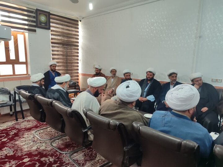 تصاویر/ جلسه روحانیون در شهرستان دره شهر