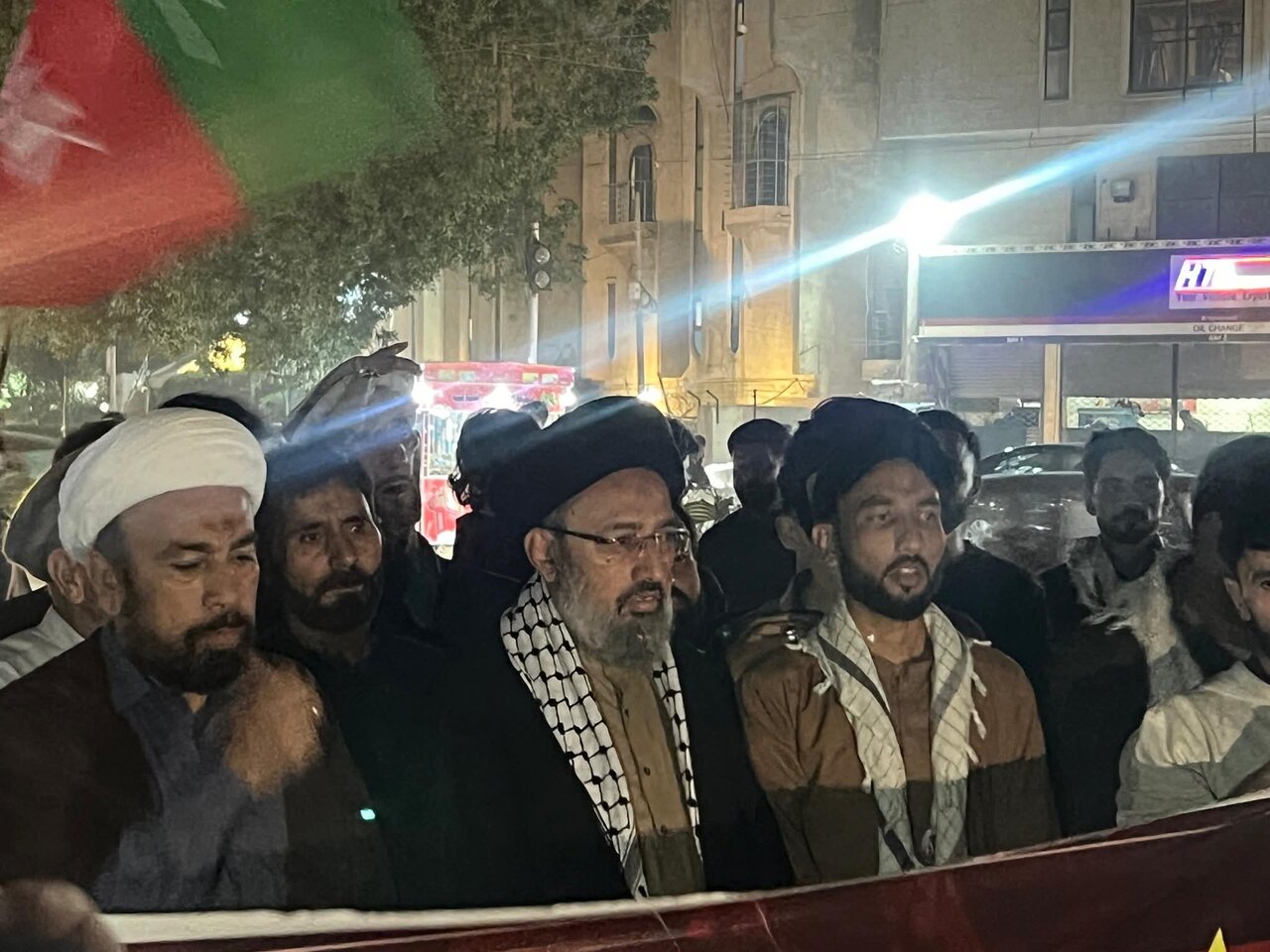 हौज़ा न्यूज़ स्पेशल रिपोर्ट: इस्लामाबाद में हुए आत्मघाती हमले के खिलाफ पाकिस्तान के शिया धार्मिक और राजनीतिक पार्टियों का शांतिपूर्ण विरोध प्रदर्शन