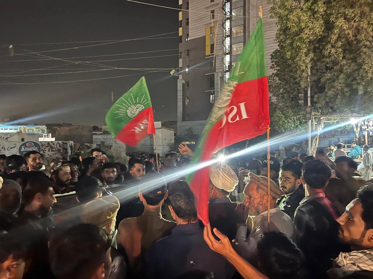 हौज़ा न्यूज़ स्पेशल रिपोर्ट: इस्लामाबाद में हुए आत्मघाती हमले के खिलाफ पाकिस्तान के शिया धार्मिक और राजनीतिक पार्टियों का शांतिपूर्ण विरोध प्रदर्शन